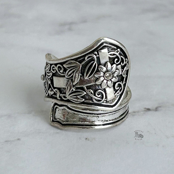 Spoon Ring Women – Vintage Cross & Flower Adjustable Chunky Y2K Jewelry - Picture 2 of 4